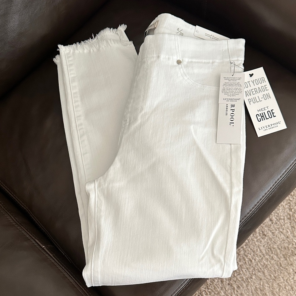 NWT 6/28 - Liverpool Women's Chloe pull-on White Jeans